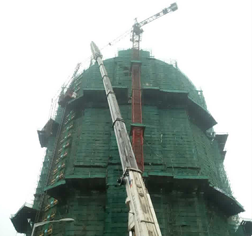 长阳吊车在工地上作业